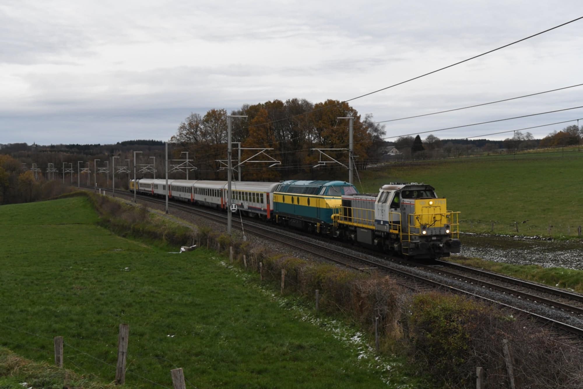 Ein Personenzug des PFT- TSP auf Sonderfahrt, bespannt mit einer Class 77.